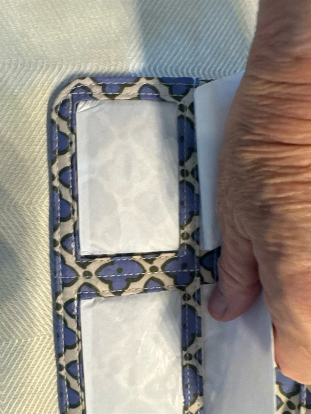 Quilted Green essential tab wallet - Picture 2 of 7